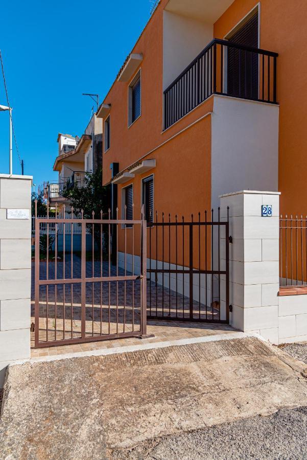 شقة Casa Angela سانتا كروتْشّي كاميرينا المظهر الخارجي الصورة