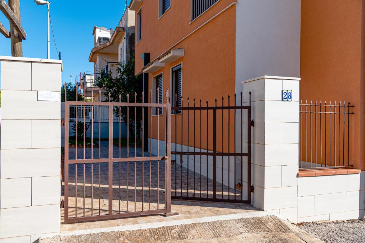 شقة Casa Angela سانتا كروتْشّي كاميرينا المظهر الخارجي الصورة